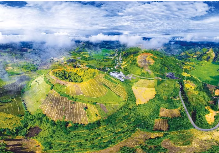 Với diện tích 4.700km2, Công viên địa chất toàn cầu UNESCO Đắk Nông trải dài qua 6 huyện, thành phố gồm: Krông Nô, Cư Jút, Đắk Mil, Đắk Song, Đắk Glong, thành phố Gia Nghĩa.