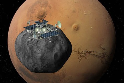 Phobos có bề ngang khoảng 17 dặm (27 km) tại điểm rộng nhất của nó và quay quanh Sao Hỏa ở khoảng cách 3.728 dặm (6.000 km), hoàn thành một vòng quay trọn vẹn quanh Hành tinh Đỏ với chu kỳ ba lần mỗi ngày.