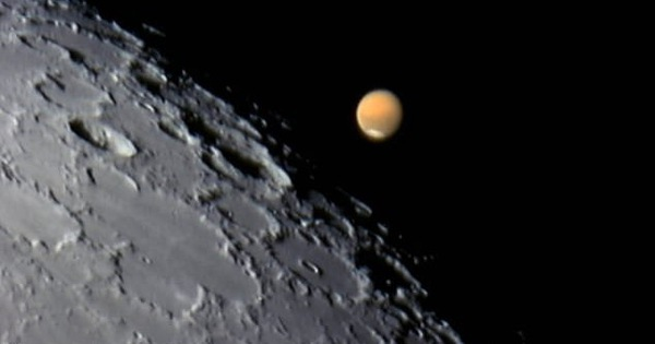 Khác với Mặt Trăng của chúng ta, quỹ đạo của Phobos quanh sao Hỏa không ổn định: Vệ tinh nhỏ bé này bị mắc kẹt trong một vòng xoáy tử thần và đang dần rơi xuống bề mặt sao Hỏa với tốc độ 6 feet (1,8 mét) sau 100 năm.