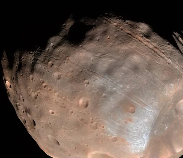 Các rãnh bất thường bao phủ bề mặt của Phobos, trước đây được cho là "vết sẹo" do tác động của một tiểu hành tinh cổ đại, thực ra là những hẻm núi đầy bụi đang ngày càng rộng ra khi mặt trăng bị lực hấp dẫn của sao Hỏa kéo dài ra.