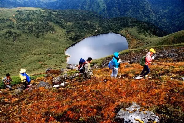 Nhìn chung, do nằm trên cao nên nhiệt độ nước thấp, rất ít sinh vật có thể tồn tại trong hồ. Nhưng bù lại, chất lượng nước tại đây được đánh giá rất tinh khiết.