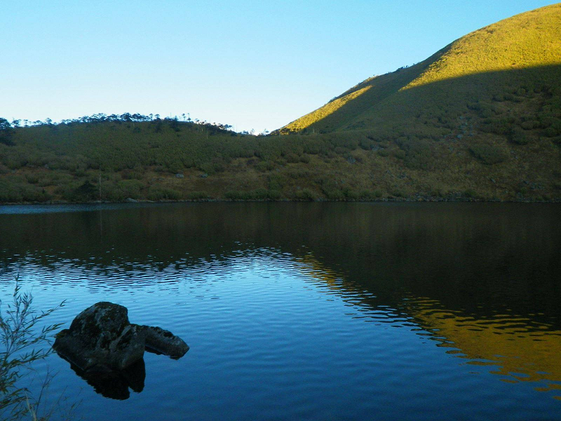 Du khách có thể xuất phát từ thành phố Côn Minh, đi về phía tây hơn 500km dọc theo sông Nuijiang tới Liuku. Đây là một thị trấn quan trọng ở phía tây tỉnh Vân Nam. Giá xe tới đây khoảng 200 tệ/chặng (gần 700 nghìn đồng). Sau đó, bạn tiếp tục thuê xe từ Liuku tới thị trấn Pianma của huyện Lushui.