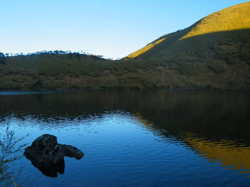 Du khách có thể xuất phát từ thành phố Côn Minh, đi về phía tây hơn 500km dọc theo sông Nuijiang tới Liuku. Đây là một thị trấn quan trọng ở phía tây tỉnh Vân Nam. Giá xe tới đây khoảng 200 tệ/chặng (gần 700 nghìn đồng). Sau đó, bạn tiếp tục thuê xe từ Liuku tới thị trấn Pianma của huyện Lushui.