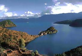 Nhưng mới đây, theo lời các nhà khoa học tại Trung Quốc, họ đã có lời lý giải về hiện tượng này. Sau nhiều đợt nghiên cứu cũng như phân tích trên góc nhìn khoa học thì họ đã phủ nhận vấn đề huyền ảo, tâm linh từ hồ nước là hoàn toàn không có. Tất cả đều là do lớp sương mù dày đặc luôn xuất hiện phía trên mặt hồ, lâu ngày chúng tích tụ khí ẩm lâu ngày, và khi gặp đúng tần sóng âm dao động mạnh, chúng sẽ tạo thành mưa hoặc mưa đá trút xuống.