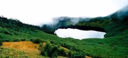 Tuy dù đã có lời lý giải từ các chuyên gia, nhưng vẫn không thể phủ nhận được tính huyền ảo, bí ẩn, và những câu chuyện truyền tai mang tính truyền thuyết đầy thuyết phục, thu hút trí tò mò lẫn mạo hiện của du khách khắp nơi trên thế giới.