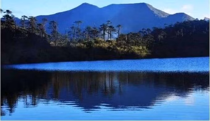 Truyền thuyết kể lại rằng, một người tiều phu nọ vào rừng hái thảo dược. Thấy mùa hè nóng nực, ông liền hét lớn "trời mưa thì hay biết mấy". Một lúc sau, trên mặt hồ bỗng có mây đen xuất hiện, một trận mưa lớn trút xuống.