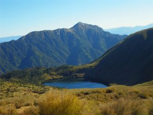 Người tiều phu nghĩ có lẽ ông Trời đã nghe thấy lời cầu nguyện của mình, sau khi trở về nhà liền kể cho mọi người nghe. Kể từ đó, mỗi khi hạn hán nghiêm trọng xảy ra ở khu vực này, người dân địa phương lại truyền tai nhau chuẩn bị rất nhiều lễ vật tới hồ "hô mưa gọi gió", cầu mưa để được như ý nguyện.