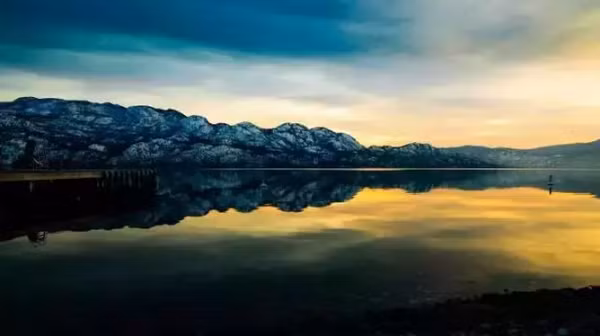 Cảnh sắc ở hồ thay đổi từng thời điểm trong năm. Vào mùa xuân, những dòng tuyết tan chảy nhỏ giọt xuống lòng hồ và đỗ quyên bung nở khắp nơi. Mùa hè và thu là hai thời điểm lý tưởng nhất trong năm để tới đây trải nghiệm. Mùa đông tới, tuyết phủ trắng khắp nơi khiến việc đi lại sẽ khó khăn hơn