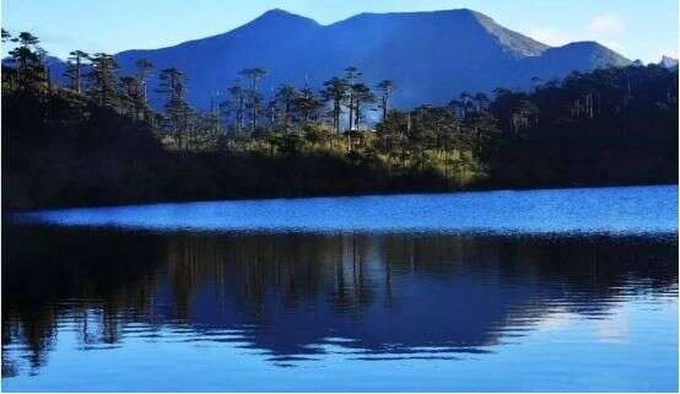 Truyền thuyết kể lại rằng, một người tiều phu nọ vào rừng hái thảo dược. Thấy mùa hè nóng nực, ông liền hét lớn "trời mưa thì hay biết mấy". Một lúc sau, trên mặt hồ bỗng có mây đen xuất hiện, một trận mưa lớn trút xuống.