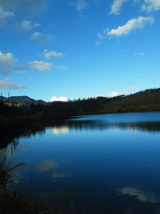 Đường tới đây khá hiểm trở nên hầu hết du khách sẽ thuê xe có cung cấp dịch vụ kèm tài xế lành nghề đi kèm. Lushui là chặng cuối cùng, nên muốn tới hồ phải chấp nhận đi bộ khoảng 10 tiếng đồng hồ băng qua đường rừng núi, thậm chí có những chặng rất xấu. Bởi vậy, để đảm bảo an toàn, du khách nên có hướng dẫn viên bản địa đi cùng.