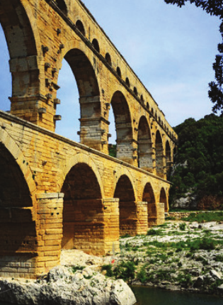 Nước theo đường ống được dẫn từ chân một con đập (aqueduct) ở sườn phía bắc một thung lũng, chảy ngang qua thung lũng rộng 1,5 km, rồi đổ vào một bồn chứa nước ở sườn phía nam. Đường ống này được tạo bởi một chuỗi những khối đá lớn, có khoét lỗ đường kính 30 cm, gắn kết với nhau bằng một chất keo đặc biệt.