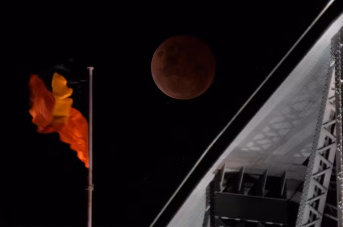 Ảnh chụp nguyệt thực toàn phần từ cầu cảng Sydney (Australia). Geoff Chester, nhà thiên văn học tại Đài Quan sát Hải quân Mỹ cho biết, mỗi năm thường xảy ra 2-4 nguyệt thực. Do màu đỏ của Mặt trăng, nhiều người còn gọi nguyệt thực toàn phần là “Trăng máu”. (Nguồn: AP)