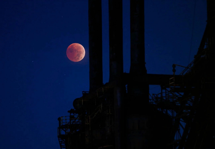 Nguyệt thực toàn phần xảy ra khi quỹ đạo Mặt trời, Trái đất và Mặt trăng thẳng hàng nhau, khiến Mặt trăng bị Trái đất che khuất hoàn toàn. Bức ảnh của nhiếp ảnh gia Steve Novak chụp rạng sáng 8/11 cho thấy. (Nguồn: Lehigh Valley High)