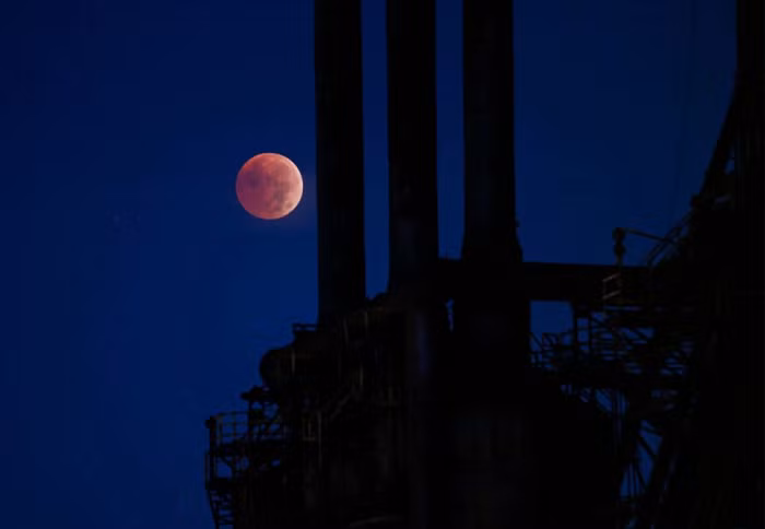 Nguyệt thực toàn phần xảy ra khi quỹ đạo Mặt trời, Trái đất và Mặt trăng thẳng hàng nhau, khiến Mặt trăng bị Trái đất che khuất hoàn toàn. Bức ảnh của nhiếp ảnh gia Steve Novak chụp rạng sáng 8/11 cho thấy. (Nguồn: Lehigh Valley High)