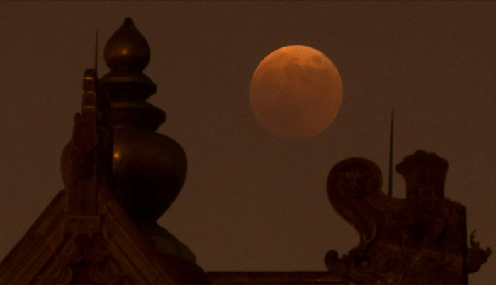 Bức ảnh “Trăng máu” ngày 8/11 được chụp bên ngoài Tử Cấm Thành tại Bắc Kinh (Trung Quốc). (Nguồn: AP)