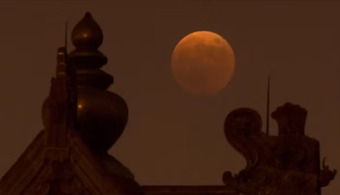 Bức ảnh “Trăng máu” ngày 8/11 được chụp bên ngoài Tử Cấm Thành tại Bắc Kinh (Trung Quốc). (Nguồn: AP)