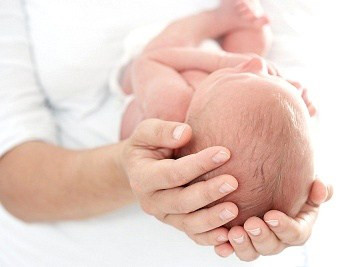 Thóp lõm là khi sờ vào thóp lõm hẳn xuống, đó là do bé bị thiếu nước, hoặc mệt mỏi. Thóp mềm là khi bé 12-18 tháng nhưng thóp chưa liền lại. Thiếu hụt canxi khiến thóp liền muộn hơn và tạo thành hộp sọ vuông.