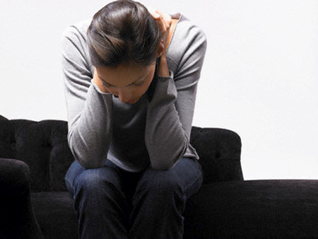  Bệnh trĩ: Do đầu của thai nhi đè lên nên các tĩnh mạch quanh hậu môn bị giãn nở. Việc bạn rặn đi cầu sẽ làm cho bệnh trĩ càng nặng hơn. Để không bị trĩ, bạn hãy ăn nhiều rau xanh, tránh bị táo bón. Không nên đứng quá lâu. Nếu bệnh trĩ kéo dài dai dẳng, hãy nói cho bác sĩ và nữ hộ sinh biết để họ kê cho bạn thuốc mỡ bôi hậu môn. Bệnh trĩ nhẹ thường tự biến mất không cần điều trị sau khi bạn sinh em bé. 