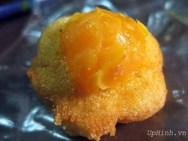  Bánh bông lan trứng muối phô mai gồm các phần: Phần bánh bông lan, chính giữa bánh là quả trứng muối, cuối cùng là lớp ruốc xé sợi phủ kín bên trên. 