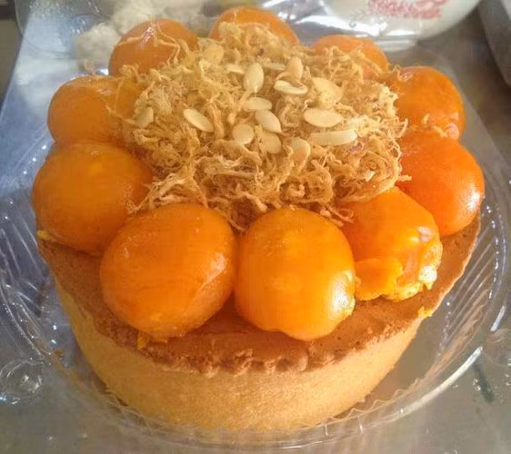  Ngoài ra để tạo hương vị đặc biệt bánh được thêm những lát phô mai vào phía trên. 