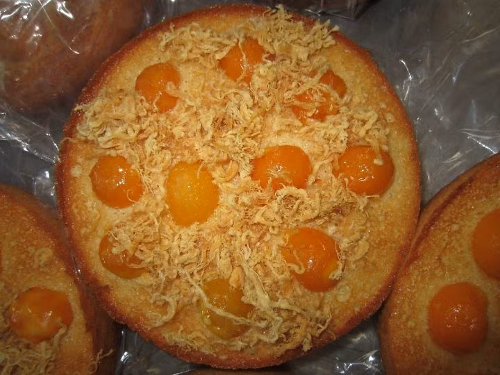  Bánh bông lan trứng muối là sự kết hợp hoàn hảo của bánh bông lan với vị mằn mặn của trứng muối, ruốc và phô mai. 