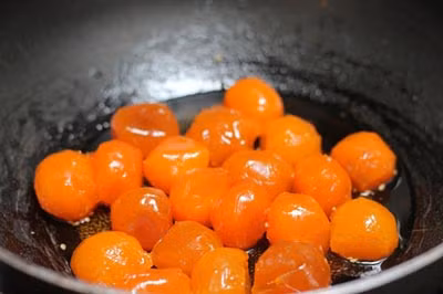  Trứng muối được sơ chế trước khi cho vào bánh. 