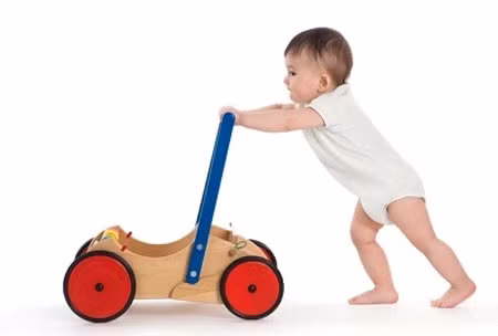 Có bé 18 tháng vẫn chưa thể tự bước hoặc đứng lên khó khăn; thời gian bé tập lẫy, bò, đứng, đi rất muộn… là hệ quả của thiếu hụt canxi. Hầu hết thiếu hụt canxi ở trẻ dưới 1 tuổi đều biểu hiện ở khu vực chân với các biểu hiện: chân yếu chậm bò-đứng-đi, hoặc chân cong, cơ bắp lỏng lẻo, yếu ớt.