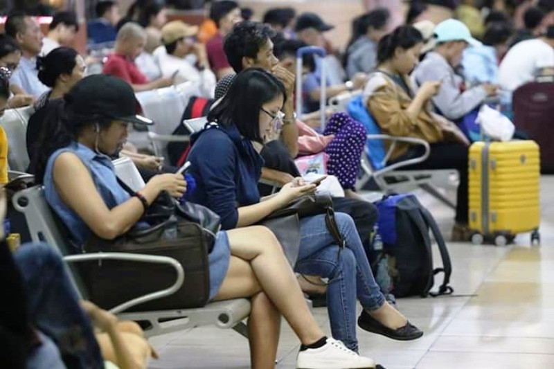 Hành khách nằm ngồi la liệt trong bến xe lớn nhất nước.