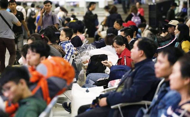 Vẻ mệt mỏi của hành khách trong cuộc hành trình nghỉ Tết Dương lịch