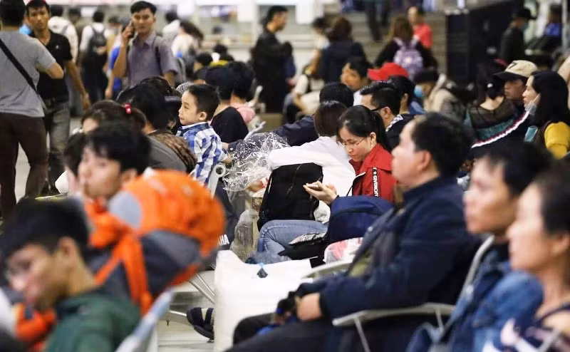 Vẻ mệt mỏi của hành khách trong cuộc hành trình nghỉ Tết Dương lịch