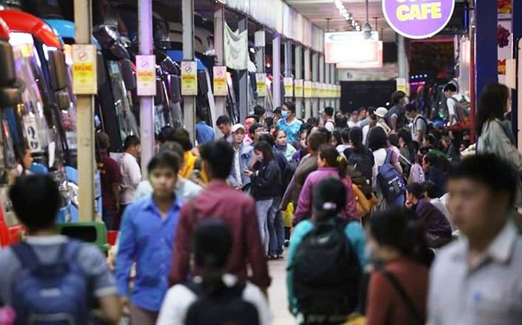 Hành khách tấp nập ra xe để khởi hành.