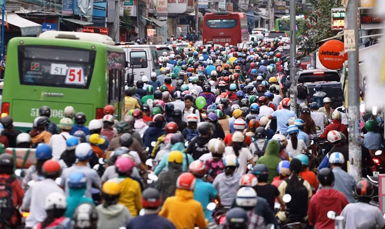 Theo đại diện bến xe Miền Đông, dự kiến trong ngày ngày hôm nay (29/12), ngày đầu tiên kỳ nghỉ lễ kéo dài 4 ngày, lượng khách sẽ tiếp tục tăng cao. 