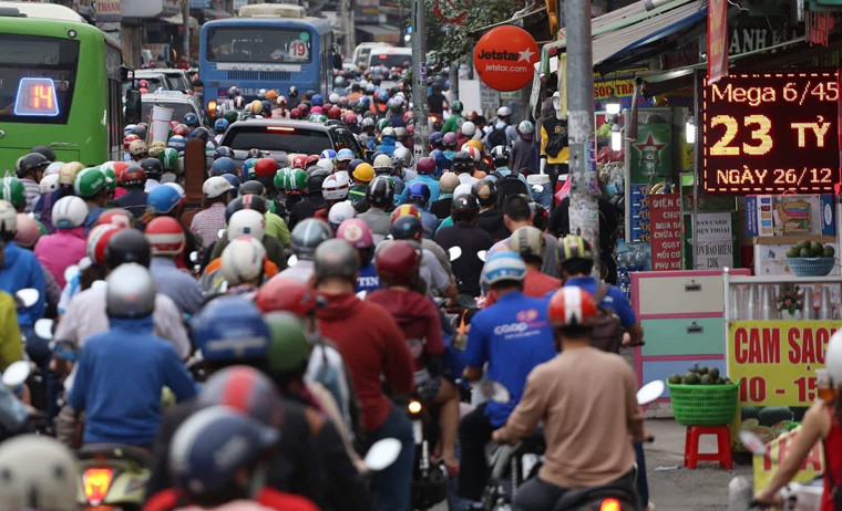 Nhiều tuyến đường đổ về bến xe Miền Đông kẹt cứng người và phương tiện từ chiều 28/12