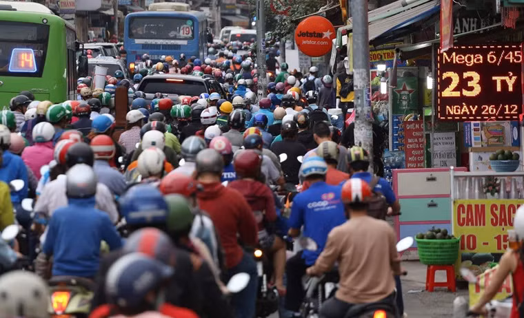 Nhiều tuyến đường đổ về bến xe Miền Đông kẹt cứng người và phương tiện từ chiều 28/12