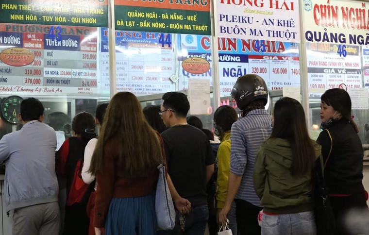 Tại các quầy vé của các hãng xe thương hiệu trong bến xe Miền Đông, hành khách chen kín để mua vé.