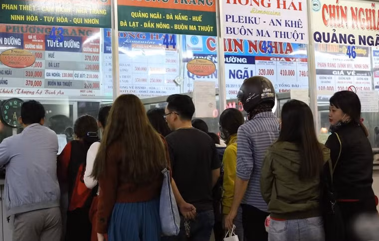 Tại các quầy vé của các hãng xe thương hiệu trong bến xe Miền Đông, hành khách chen kín để mua vé.