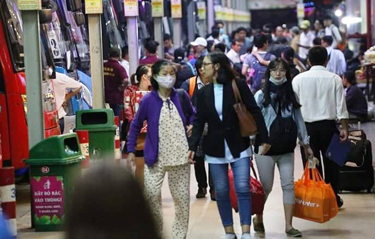 Hàng nghìn hành khách từ khắp nơi đổ về bến xe Miền Đông từ chiều đến tận tối khuya 28/12.