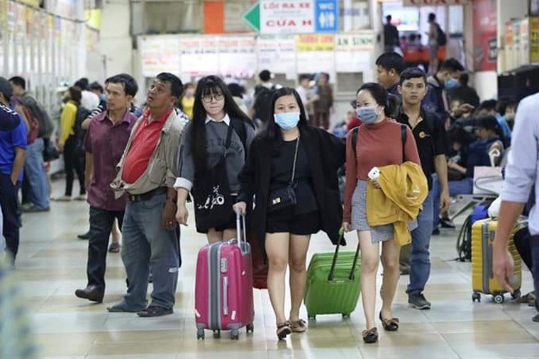 "Dù mới chỉ bắt đầu cho 4 ngày nghỉ Tết Dương lịch 2019, nhưng lượng hành khách tăng đột biến. Tuy nhiên, bến xe đã chủ động tăng cường phương tiện, nhân lực để phục vụ hành khách", đại diện bến xe Miền Đông thông tin.