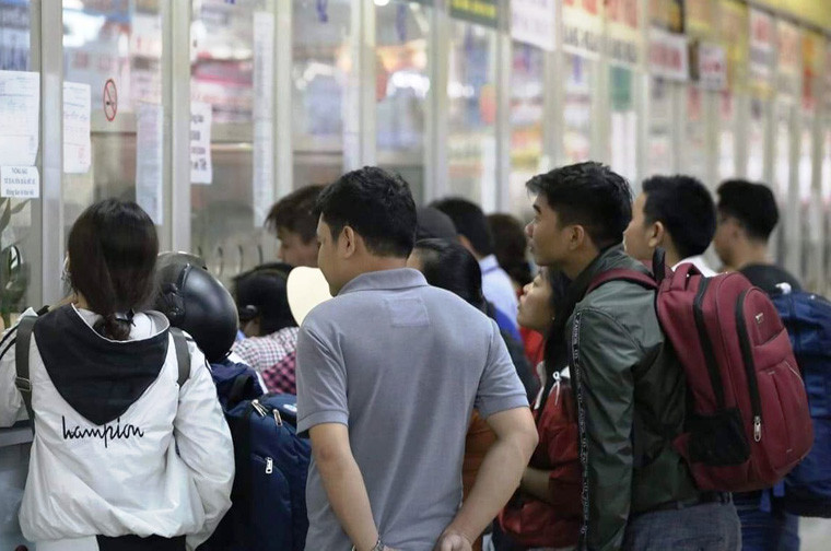 Nhiều hãng xe trong tình trạng "cháy vé" trước nhu cầu quá lớn lượng hành khách đổ về nghỉ lễ. 