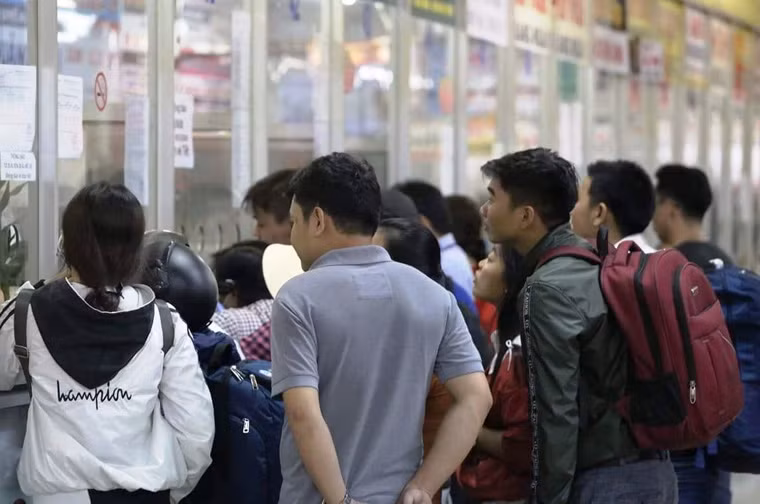 Nhiều hãng xe trong tình trạng "cháy vé" trước nhu cầu quá lớn lượng hành khách đổ về nghỉ lễ. 