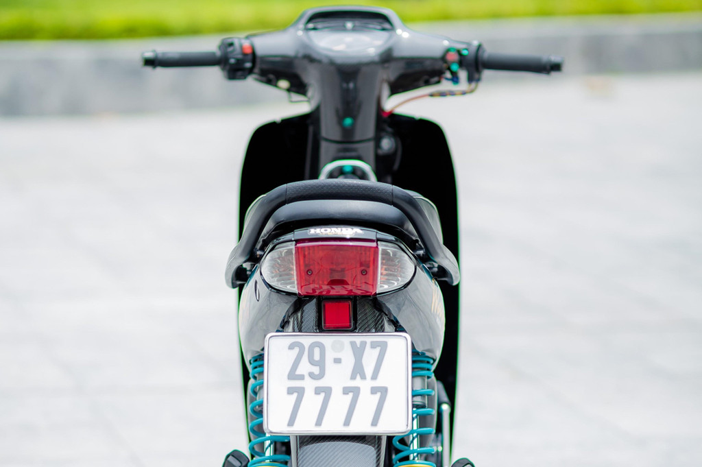 Toàn bộ dàn ốc trên xe đều được thay bằng loại titanium màu xanh lục bảo. Để hoàn thiện bản độ này, chủ xe mất hơn 7 tháng cùng chi phí lên đến gần 200 triệu đồng.