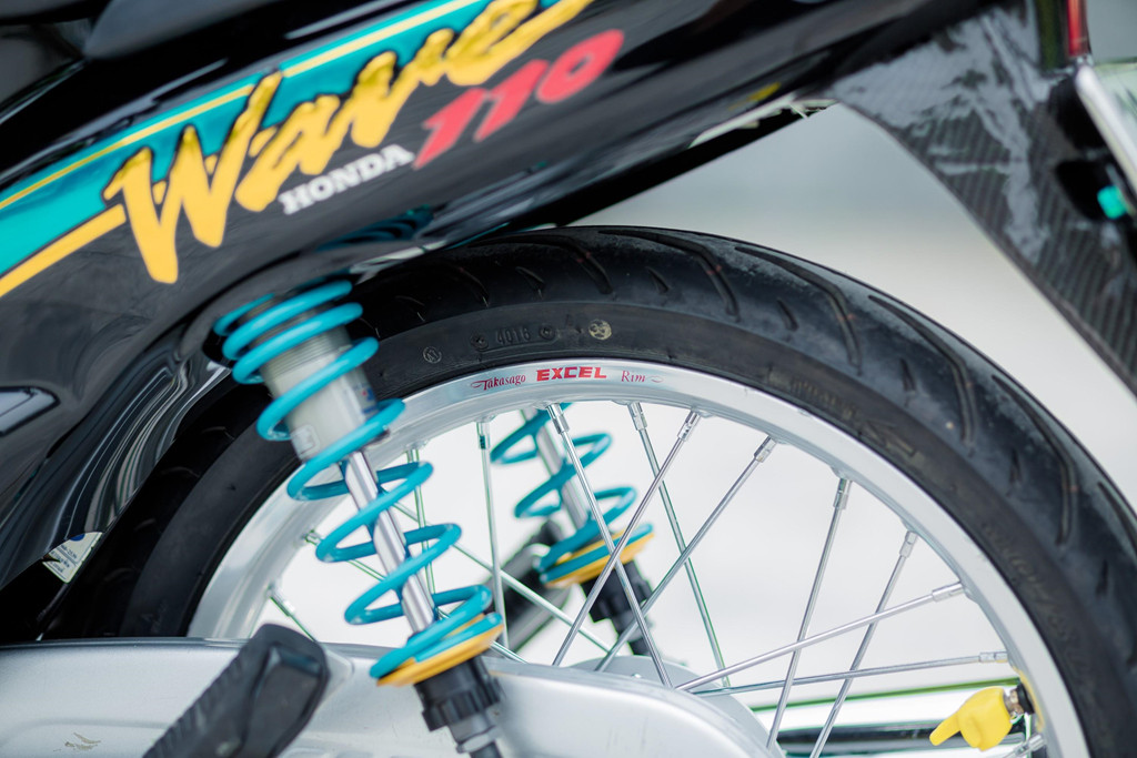 Đắt giá nhất trên bản độ này là cặp giảm xóc sau đến từ thương hiệu Nitron. So với thương hiệu Ohlins khá thịnh hành hiện nay, Nitron có giá đắt từ gấp rưỡi đến gấp đôi. Ngoài việc sở hữu màu xanh lam đặc trưng, mỗi bộ giảm xóc của Nitron "xịn" đều được canh chỉnh theo tải trọng mong muốn của khách hàng.