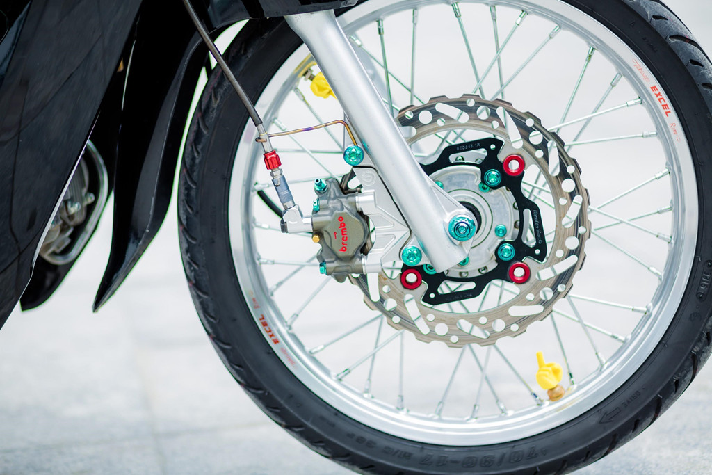 Dàn chân xe cũng được nâng cấp đáng kể. Không đi theo trào lưu mâm đúc, xe sở hữu bộ vành Excel Rim Japan kiểu nan hoa 38 lỗ. Đi kèm cặp vành mới là bộ lốp Dunlop T900 loại không săm.