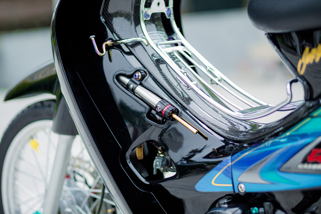 Phần lườn xe cũng được phủ sợi carbon tương tự nắp sau tay lái. Do xe đã được nâng cấp động cơ nên một cây trợ lực sườn Matris 120 mm sẽ cần thiết cho hiệu suất mới. Bản chất của thanh trợ lực là thanh giảm chấn, có tác dụng triệt tiêu hiện tượng rung lắc cổ xe khi vận hành ở tốc độ cao.