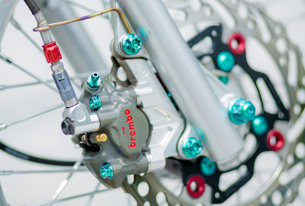 Một bộ phận không thể thiếu trên những bản độ là kẹp phanh. Xe được trang bị kẹp phanh Brembo Moto3, đi kèm đĩa phanh Breaktech kích thước 245 mm. Dầu phanh được truyền đến kẹp phanh qua dây dầu Earls và ngắt dầu Staubli titanium.