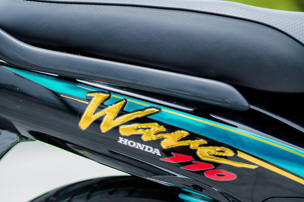 Đối với người không am hiểu về độ xe, bản độ này trông không khác gì một chiếc Wave nguyên bản. Không giống những bản độ phối theo phong cách xe "đấu", chiếc Wave được biker Hà Nội giữ lại phong cách "zin", chỉ đổi màu xe và sử dụng tem chrome cắt rời để tăng thêm phần nổi bật.