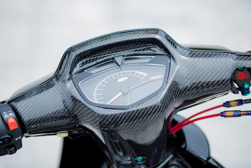 Đầu xe là khu vực được thay đổi nhiều nhất. Nổi bật nhất là toàn bộ phần nắp sau tay lái được phủ sợi carbon, bao bọc luôn phần đồng hồ Koso điện tử.