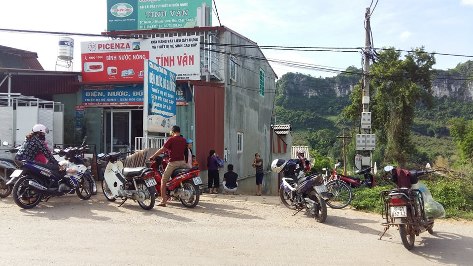 Theo tìm hiểu được biết, anh Nguyễn Văn Bình và chị Hà Thị Huế đều đã có gia đình riêng và 2 người có mối quan hệ tình cảm qua lại với đã lâu, Bình làm nghề lái xe Taxi còn chị Huế làm nghề buôn bán tự do. Được biết Bình và Huế có một người con chung là Hà Linh Dung (3 tuổi).