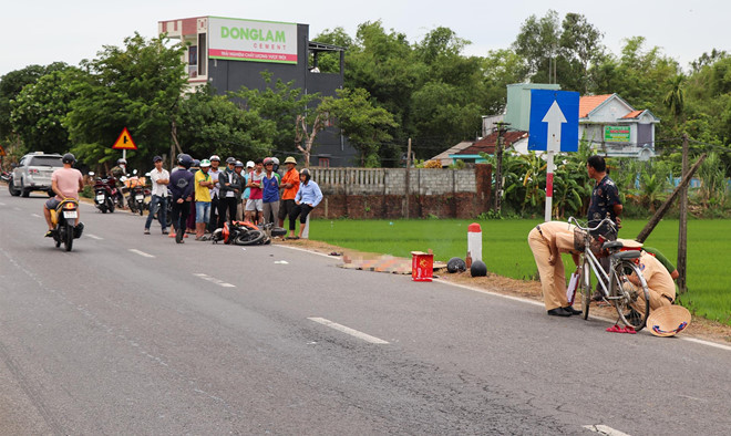 Thanh nien chay Exciter dam cot moc tu vong do tranh xe dap