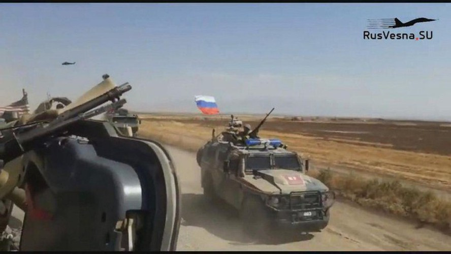 Tuy nhiên, có vẻ như sau vụ va chạm lần trước khiến 4 binh sĩ bị thương, lần này, lực lượng của Mỹ đã không còn "dám" tiếp cận gần hoặc áp sát đoàn xe tuần tra của Nga nữa. Ảnh: Hình ảnh trong vụ va chạm giữa đoàn xe quân sự Nga và Mỹ xảy ra hôm 26/8 khiến 4 lính Mỹ bị thương.